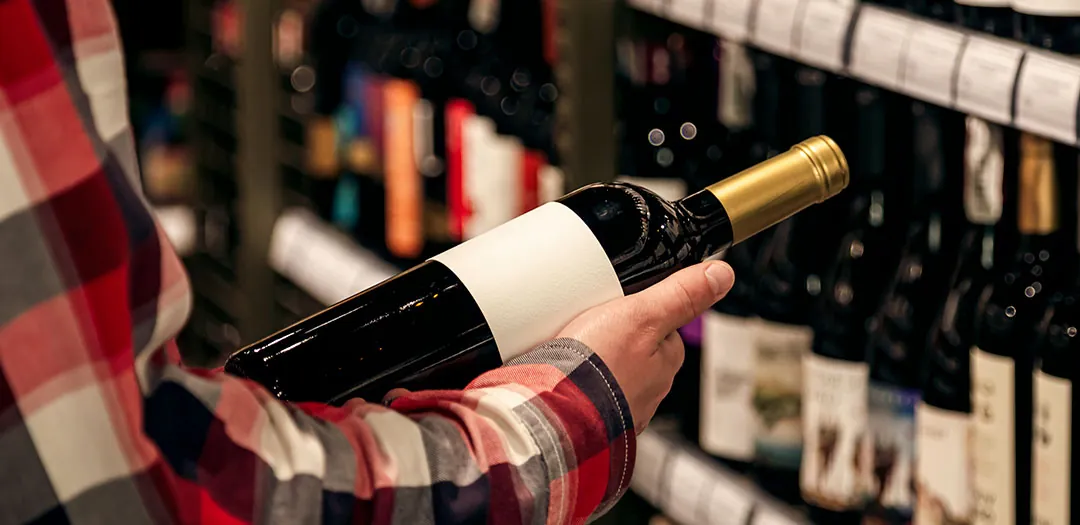 Botella de vino-tinto en tienda Botella de vino-tinto en tienda