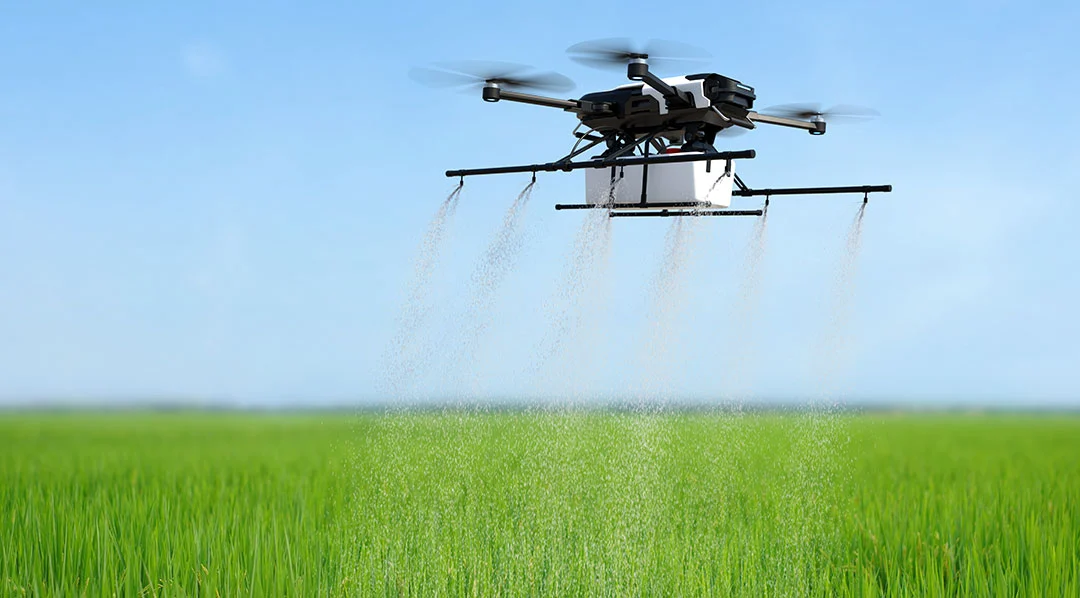 Dron aplicando una pulverización foliar