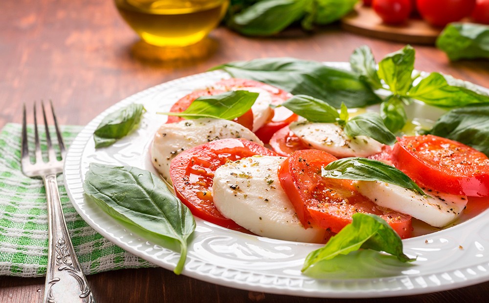 Ensalada caprese con albahaca