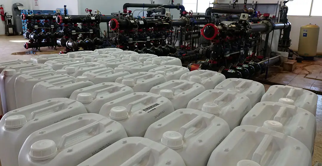 Envases de fertilizantes en cabezal de riego