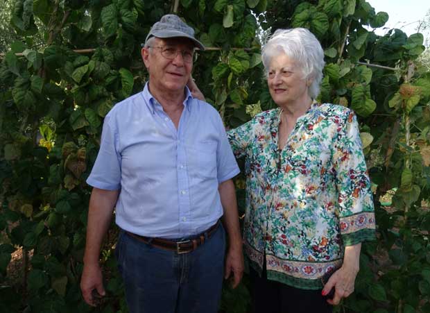 Julio y Ángeles en el huerto urbano