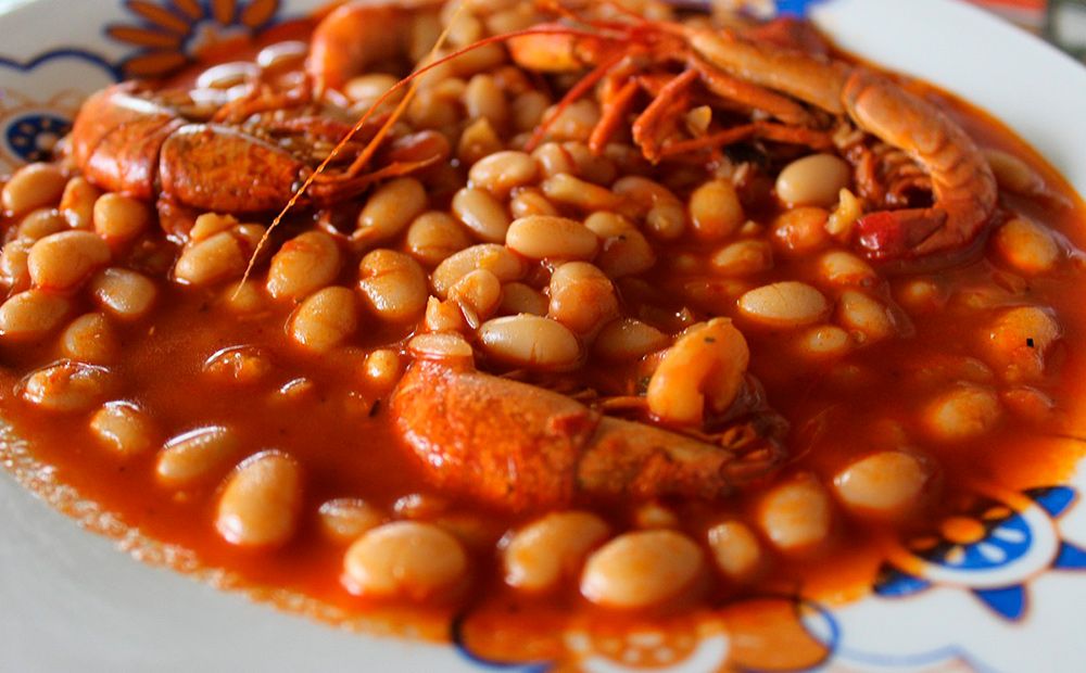 Tazón de frijoles con mariscos