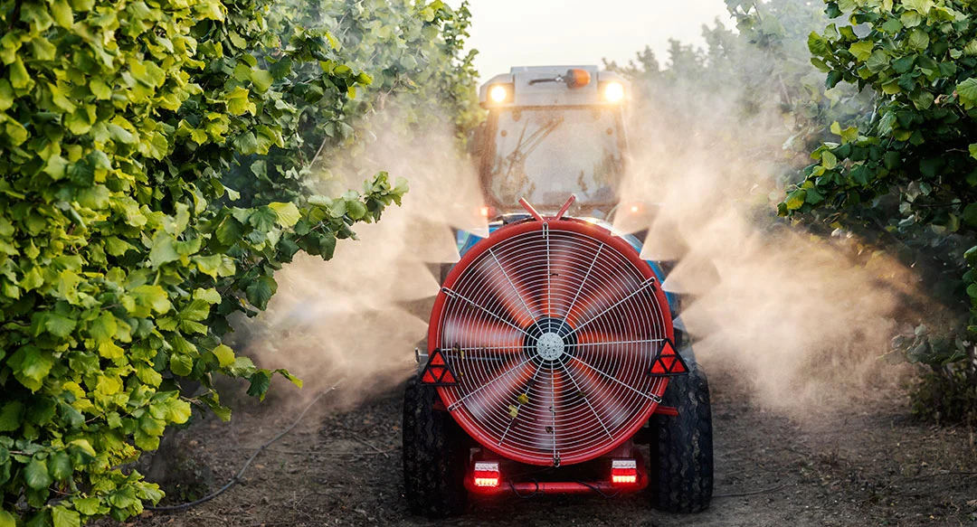 Pulverización sobre el cultivo mediante turbo en tractor